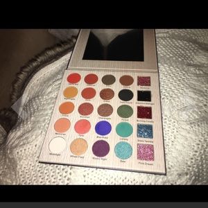 Eyeshadow makeup palette